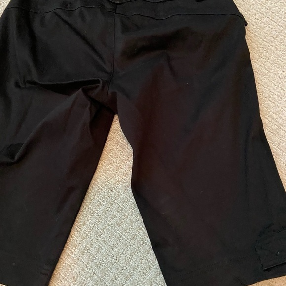 Cache size 4 black Bermuda shorts - Picture 5 of 6